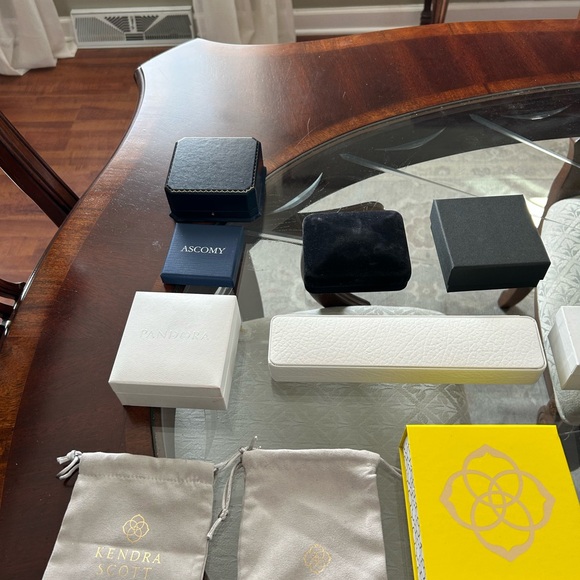 Assorted jewelry gift boxes, and pouches - Picture 3 of 12